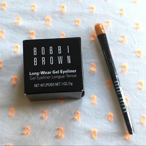 Bobbi Brown caviar ink gel eye liner and a brush